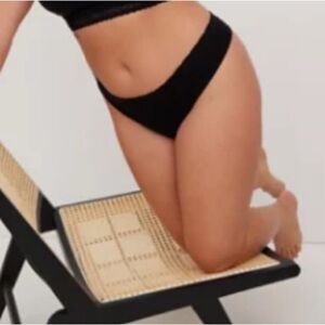 Black seamless thong panty